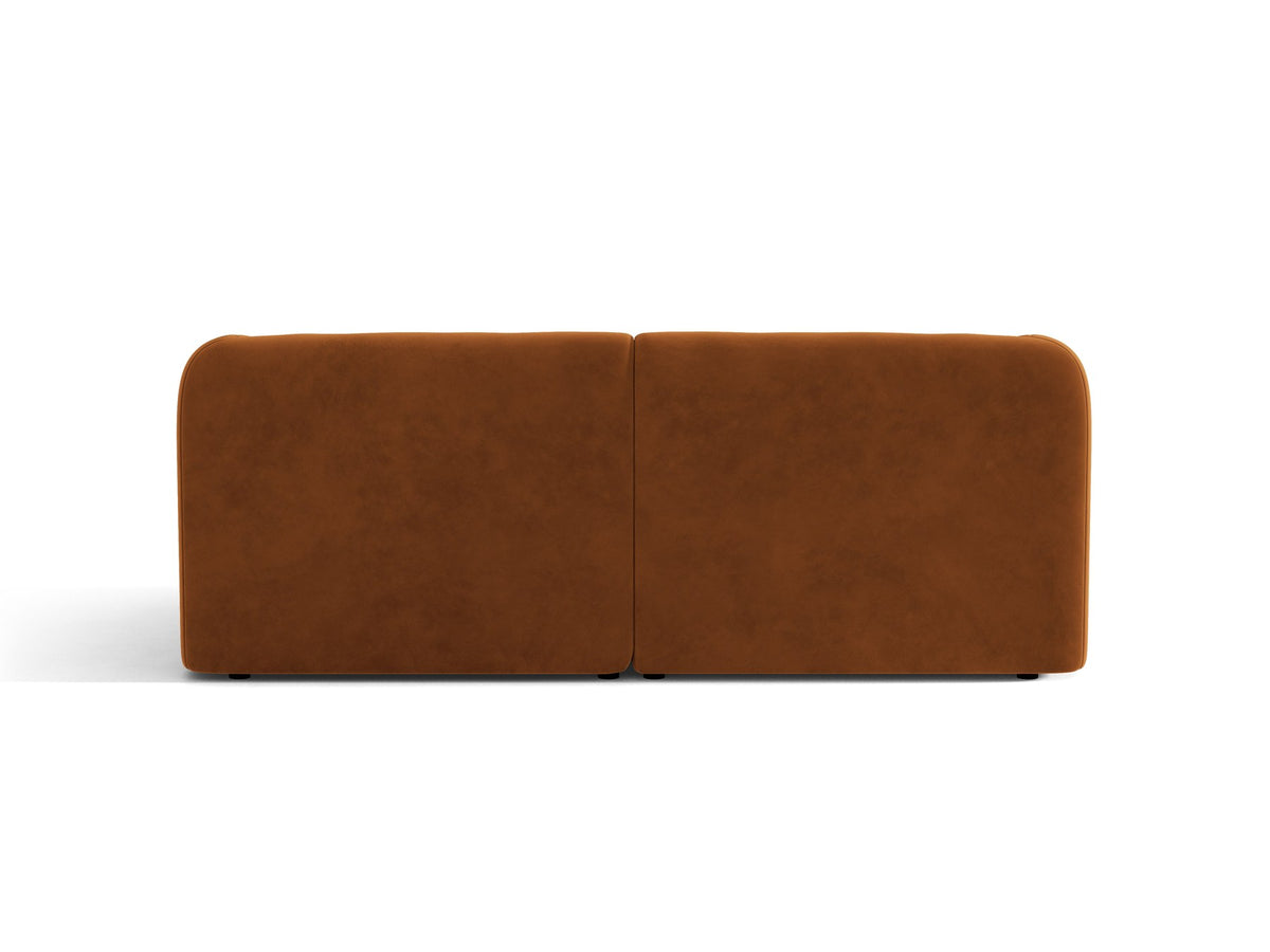 Dunkelbeiges 2er Sofa Miley von Micadoni mit Bluvel-Stoffbezug, schwarzen Kunststoffbeinen und flacher Rückenlehne, freigestellt fotografiert.