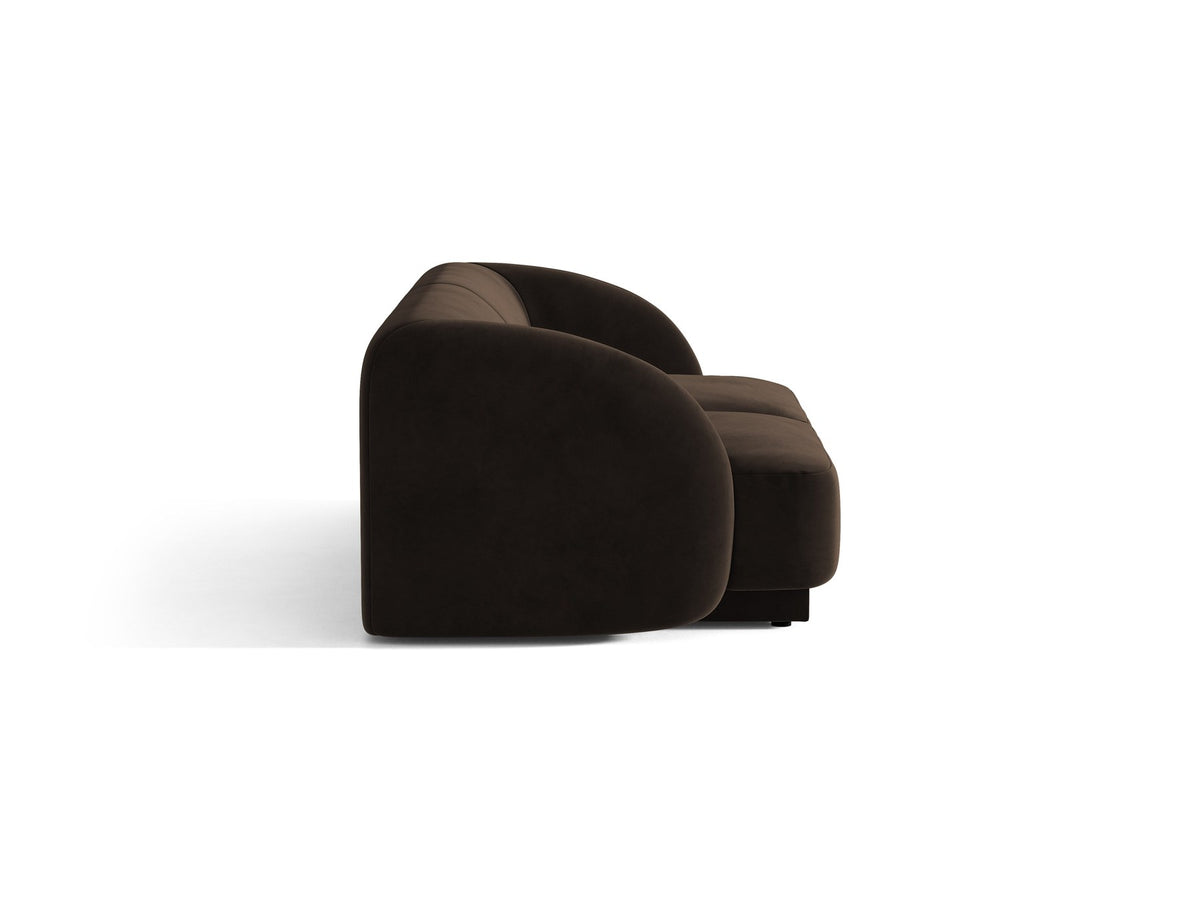 Dunkelbeiges 2er Sofa Miley von Micadoni mit Bluvel-Stoffbezug, schwarzen Kunststoffbeinen und flacher Rückenlehne, freigestellt fotografiert.