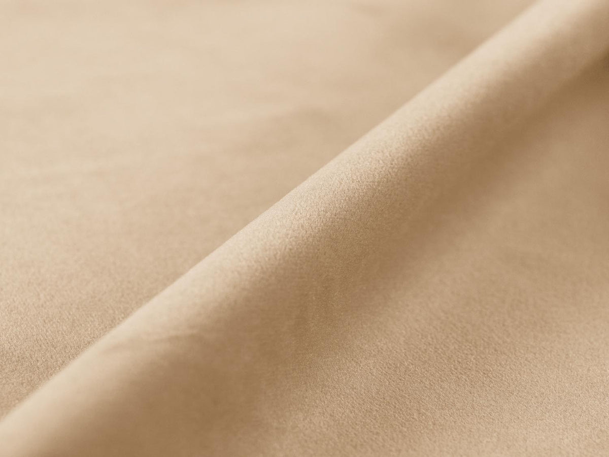 Nuria Velour Sofa 2 Sitzer in Nude-Paris präsentiert im Onlineshop von KAQTU Design AG. 2er Sofa ist von Micadoni