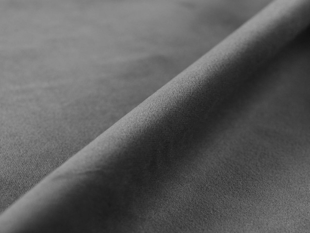 Nuria Velour Sofa 2 Sitzer in Grey-Paris präsentiert im Onlineshop von KAQTU Design AG. 2er Sofa ist von Micadoni