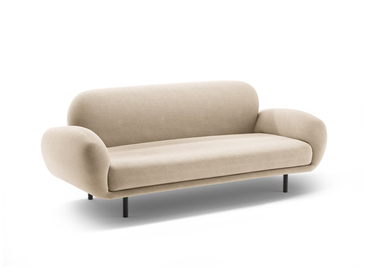 Weisses 2er Sofa Poppy von Micadoni mit rundlicher Silhouette, Bouclé-Stoff Baloo und schwarzen Stahlbeinen vor neutralem Hintergrund.