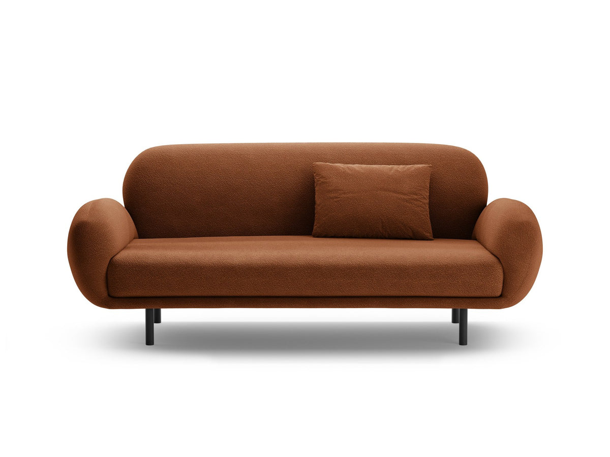 Weisses 2er Sofa Poppy von Micadoni mit rundlicher Silhouette, Bouclé-Stoff Baloo und schwarzen Stahlbeinen vor neutralem Hintergrund.
