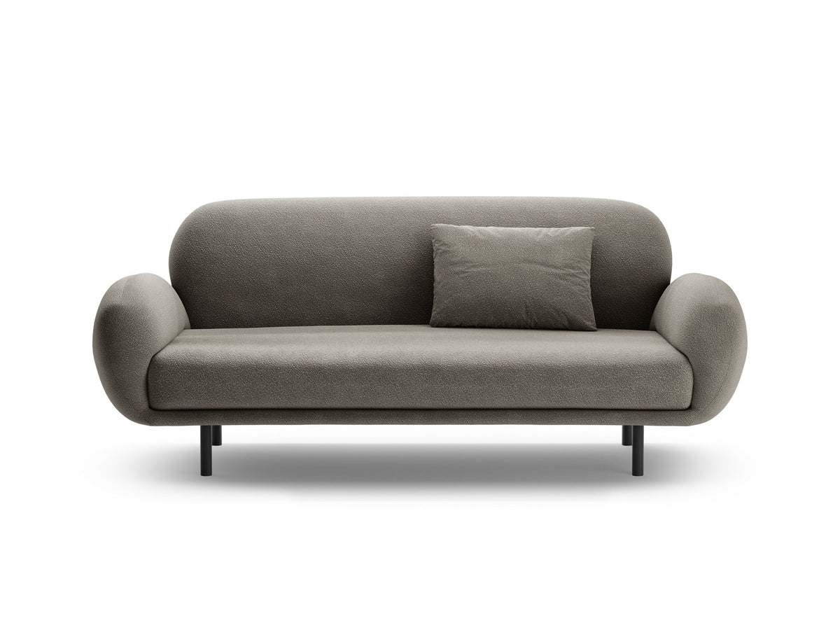 Weisses 2er Sofa Poppy von Micadoni mit rundlicher Silhouette, Bouclé-Stoff Baloo und schwarzen Stahlbeinen vor neutralem Hintergrund.