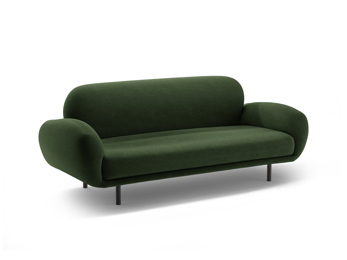 Weisses 2er Sofa Poppy von Micadoni mit rundlicher Silhouette, Bouclé-Stoff Baloo und schwarzen Stahlbeinen vor neutralem Hintergrund.
