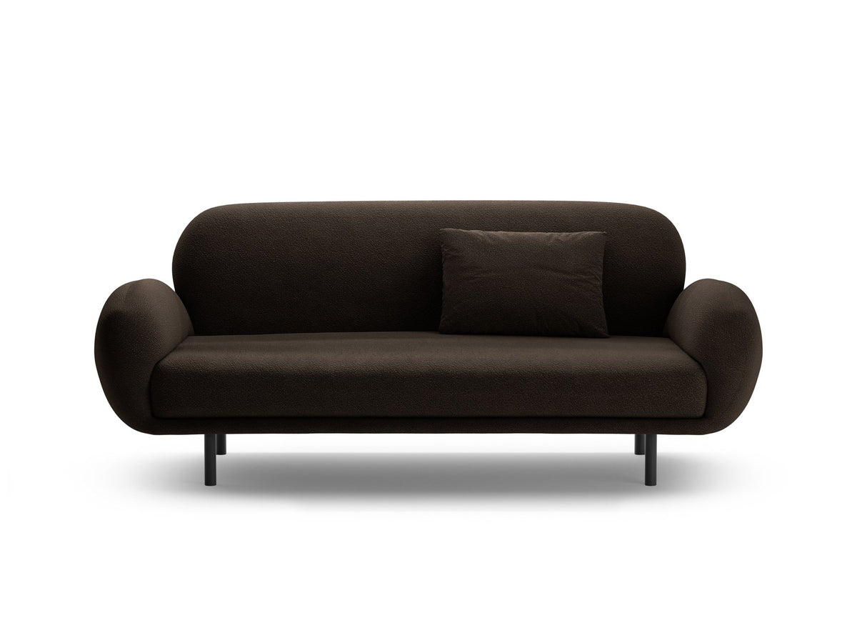 Weisses 2er Sofa Poppy von Micadoni mit rundlicher Silhouette, Bouclé-Stoff Baloo und schwarzen Stahlbeinen vor neutralem Hintergrund.