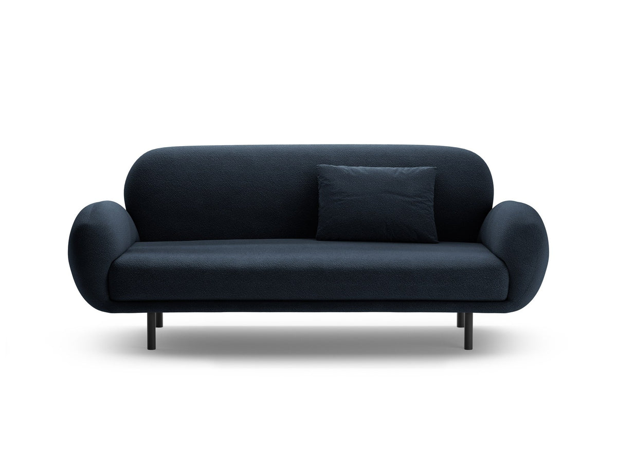 Weisses 2er Sofa Poppy von Micadoni mit rundlicher Silhouette, Bouclé-Stoff Baloo und schwarzen Stahlbeinen vor neutralem Hintergrund.