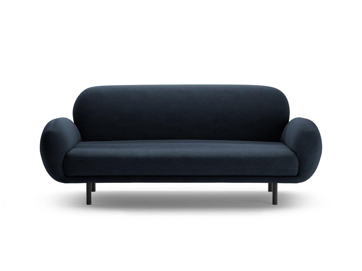 Weisses 2er Sofa Poppy von Micadoni mit rundlicher Silhouette, Bouclé-Stoff Baloo und schwarzen Stahlbeinen vor neutralem Hintergrund.