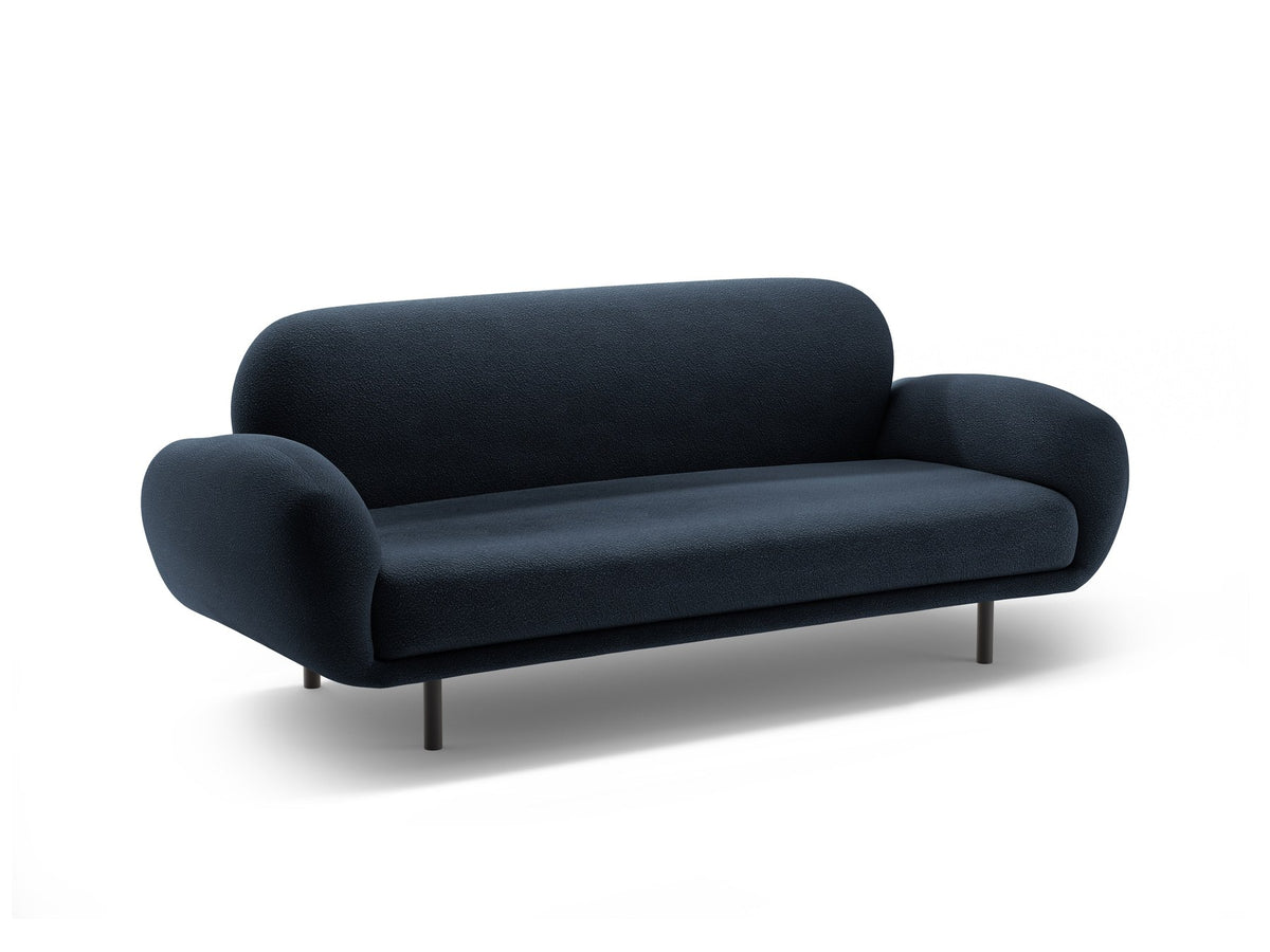 Weisses 2er Sofa Poppy von Micadoni mit rundlicher Silhouette, Bouclé-Stoff Baloo und schwarzen Stahlbeinen vor neutralem Hintergrund.