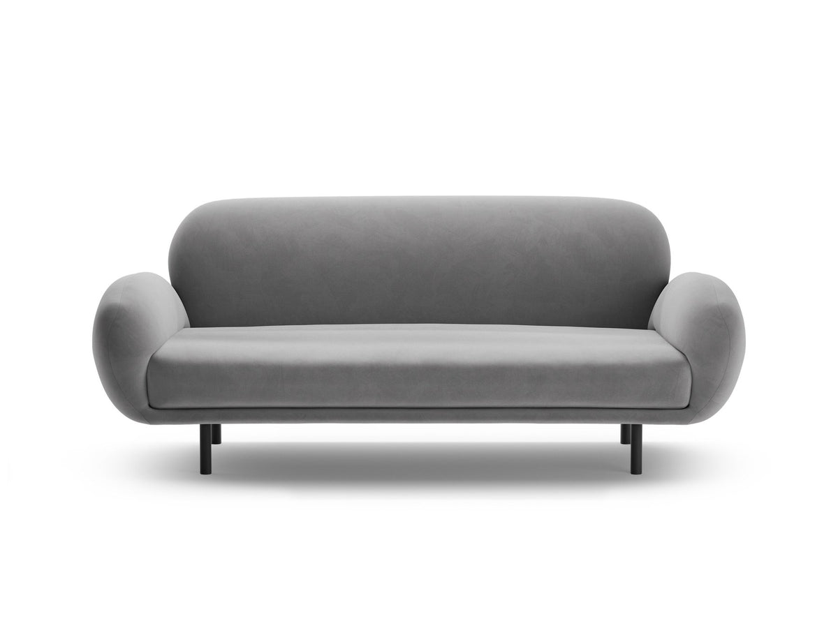 Weisses 2er Sofa Poppy von Micadoni mit rundlicher Silhouette, Bouclé-Stoff Baloo und schwarzen Stahlbeinen vor neutralem Hintergrund.