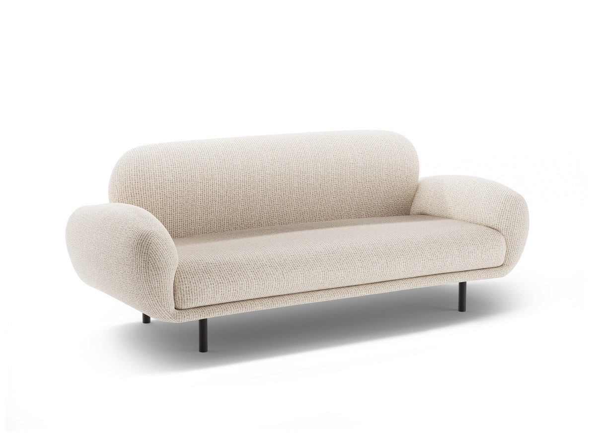 Weisses 2er Sofa Poppy von Micadoni mit rundlicher Silhouette, Bouclé-Stoff Baloo und schwarzen Stahlbeinen vor neutralem Hintergrund.