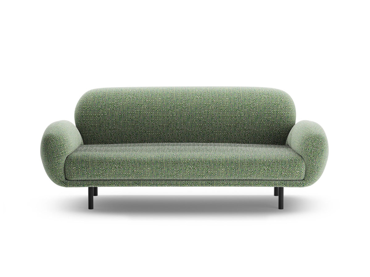 Weisses 2er Sofa Poppy von Micadoni mit rundlicher Silhouette, Bouclé-Stoff Baloo und schwarzen Stahlbeinen vor neutralem Hintergrund.