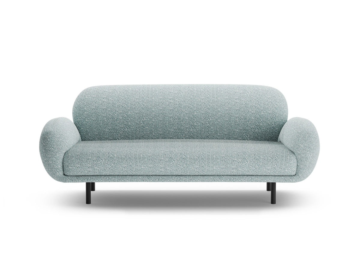 Weisses 2er Sofa Poppy von Micadoni mit rundlicher Silhouette, Bouclé-Stoff Baloo und schwarzen Stahlbeinen vor neutralem Hintergrund.