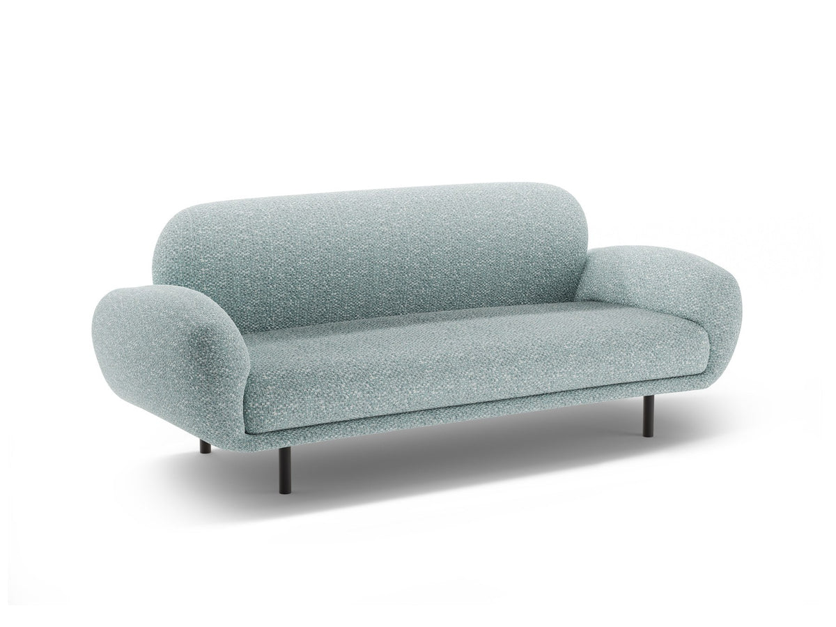Weisses 2er Sofa Poppy von Micadoni mit rundlicher Silhouette, Bouclé-Stoff Baloo und schwarzen Stahlbeinen vor neutralem Hintergrund.