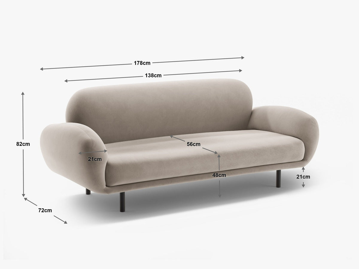 Weisses 2er Sofa Poppy von Micadoni mit rundlicher Silhouette, Bouclé-Stoff Baloo und schwarzen Stahlbeinen vor neutralem Hintergrund.