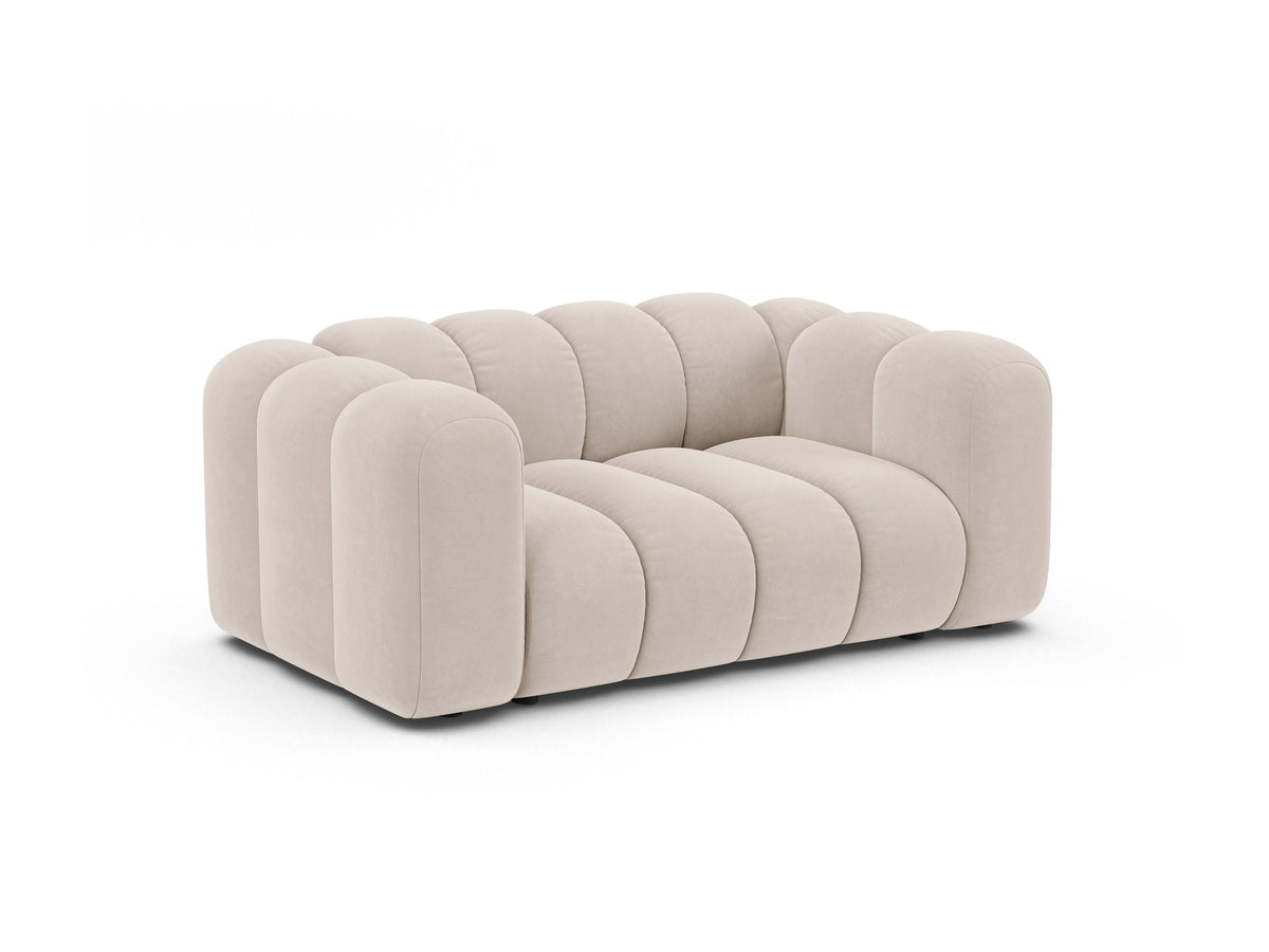Produktfoto des Lupine Modularen 2er Sofas von Micadoni in leichtem Beige mit Venus-Samtstoff und schwarzen Kunststoffbeinen.