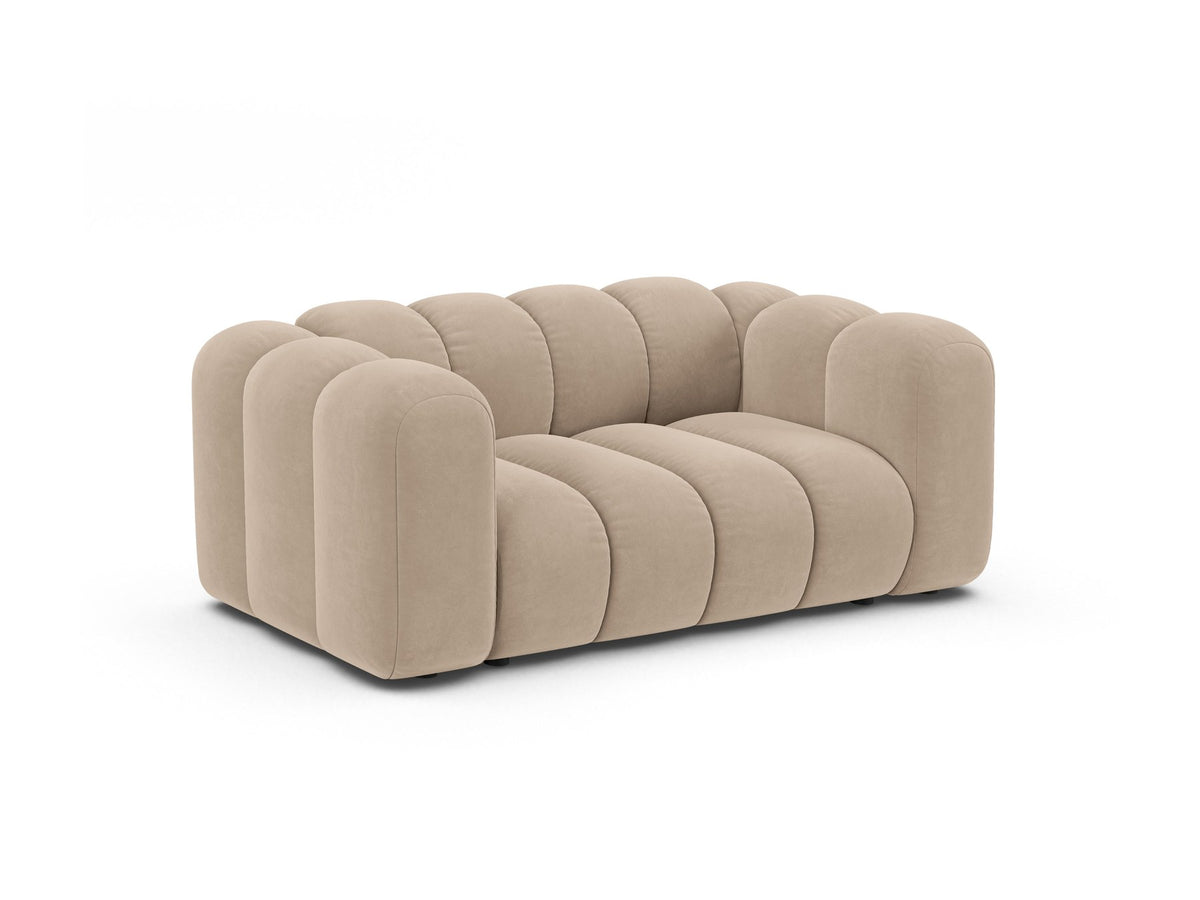 Produktfoto des Lupine Modularen 2er Sofas von Micadoni in leichtem Beige mit Venus-Samtstoff und schwarzen Kunststoffbeinen.