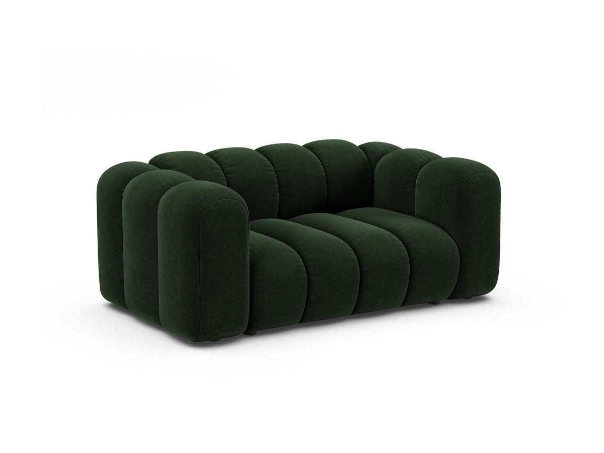 Produktfoto des Lupine Modularen 2er Sofas von Micadoni in leichtem Beige mit Venus-Samtstoff und schwarzen Kunststoffbeinen.