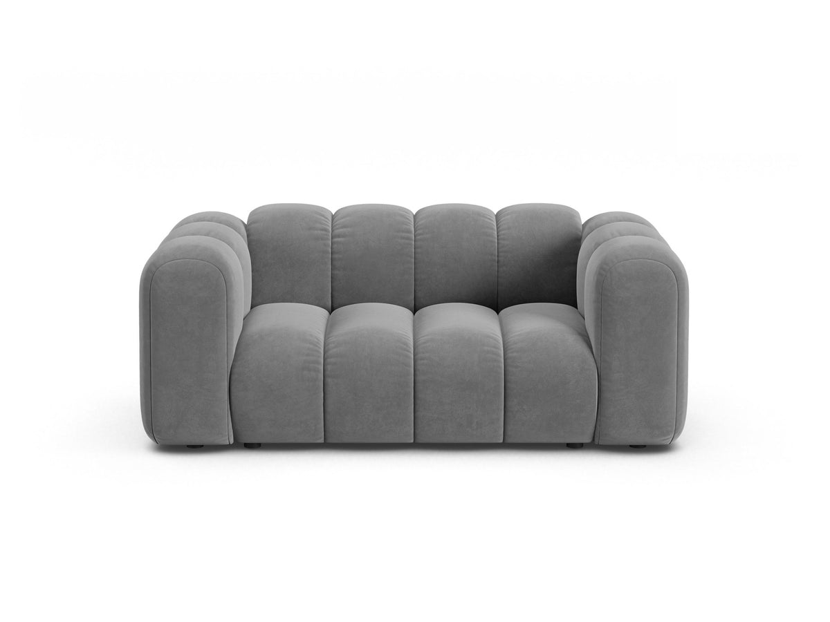 Produktfoto des Lupine Modularen 2er Sofas von Micadoni in leichtem Beige mit Venus-Samtstoff und schwarzen Kunststoffbeinen.