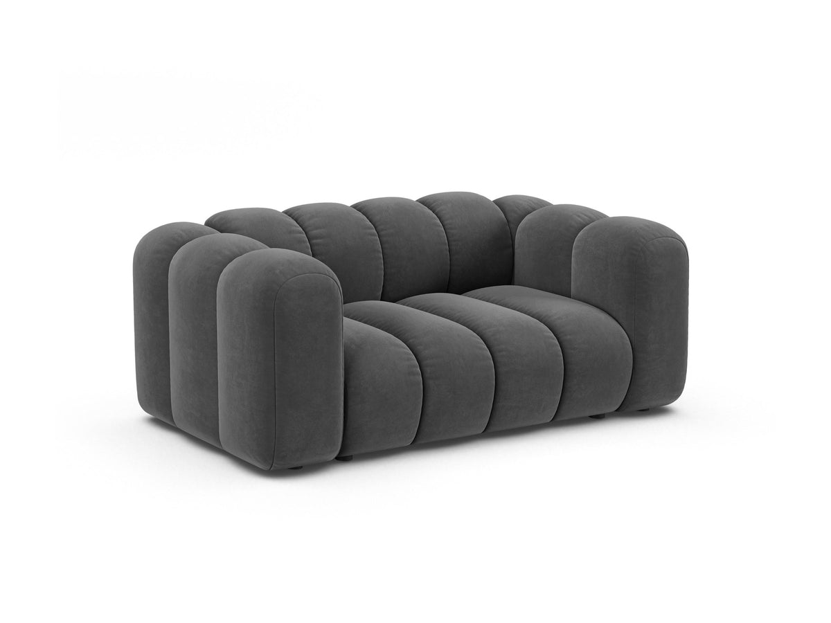 Produktfoto des Lupine Modularen 2er Sofas von Micadoni in leichtem Beige mit Venus-Samtstoff und schwarzen Kunststoffbeinen.