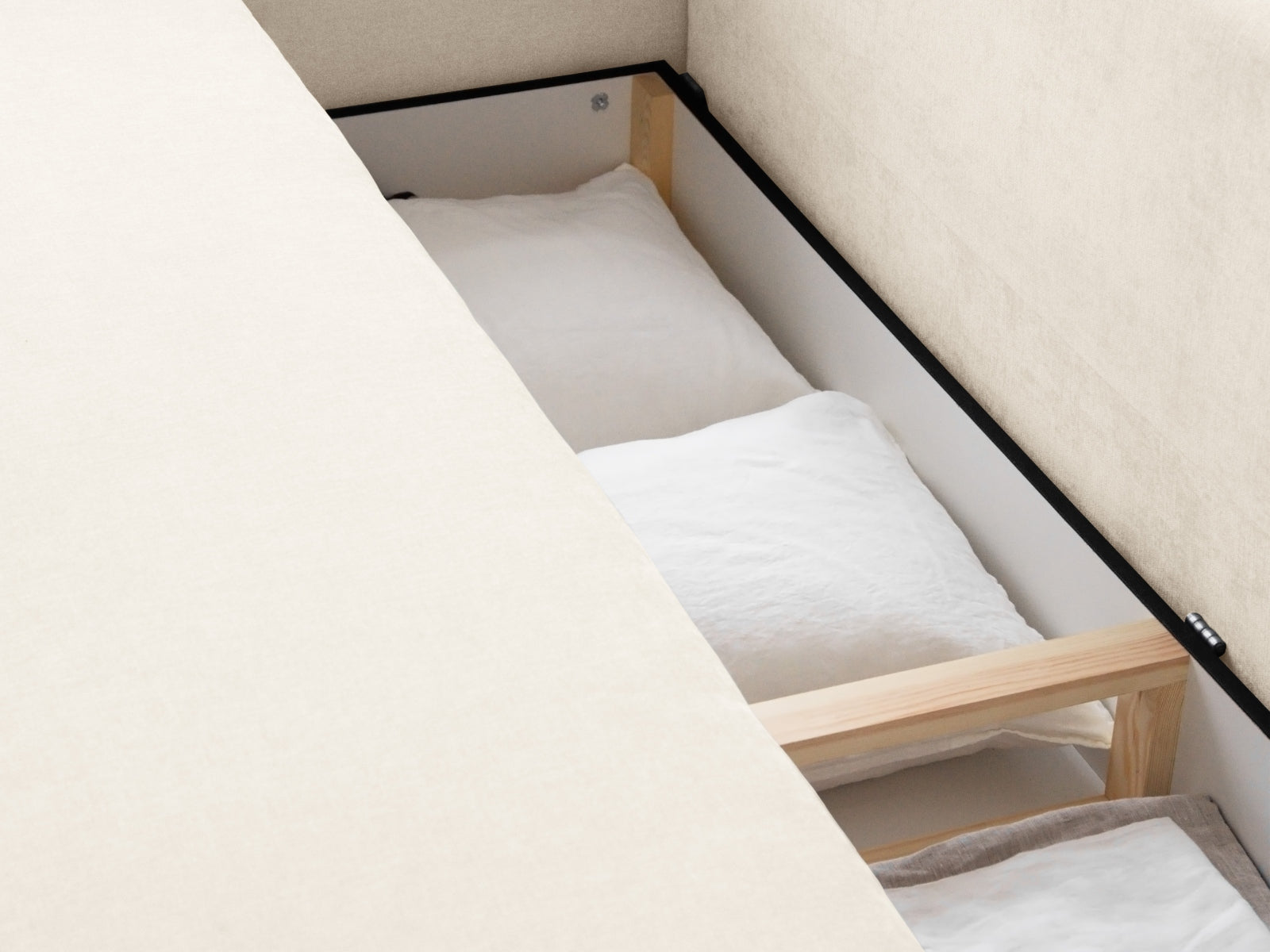 Erleben Sie das Elen Sofa V2 von Micadoni: stilvoller 3-Sitzer mit cleverer Schlaffunktion und integriertem Stauraum – ideal für jedes Zuhause!