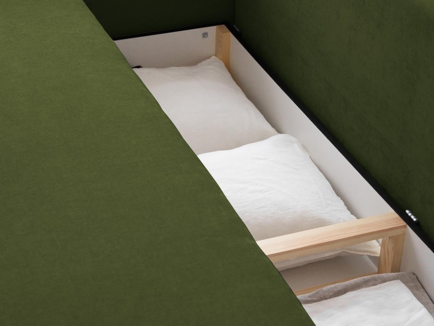 Stylisches 3-Sitzer Bettsofa Elen in Green-Wind, kombiniert Komfort mit cleverem Stauraum und Schlaffunktion für vielseitige Nutzung.