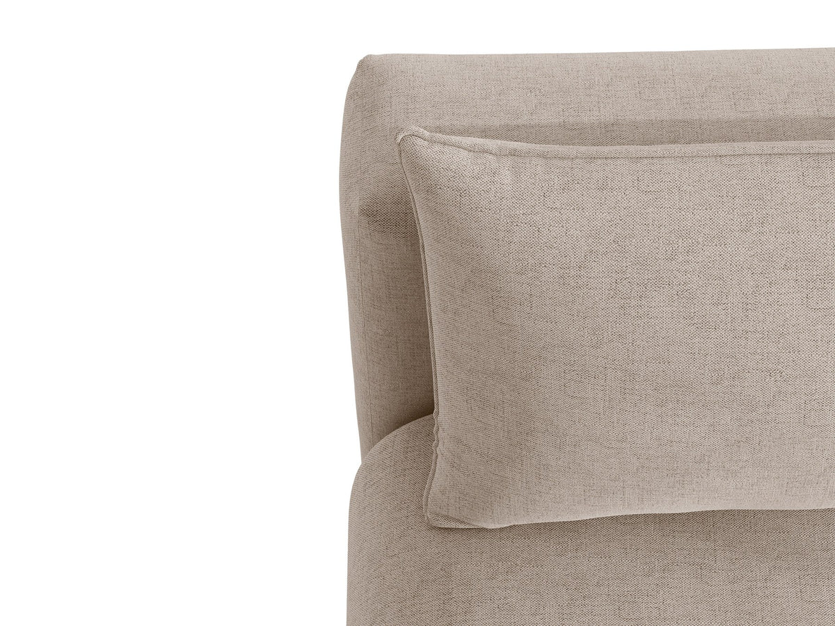 Beiges 3er Sofa Hena von Micadoni mit Chenille-Stoff, abgerundeter Form ohne Armlehnen, Kunststoffbeinen und sichtbarem Bettkasten.