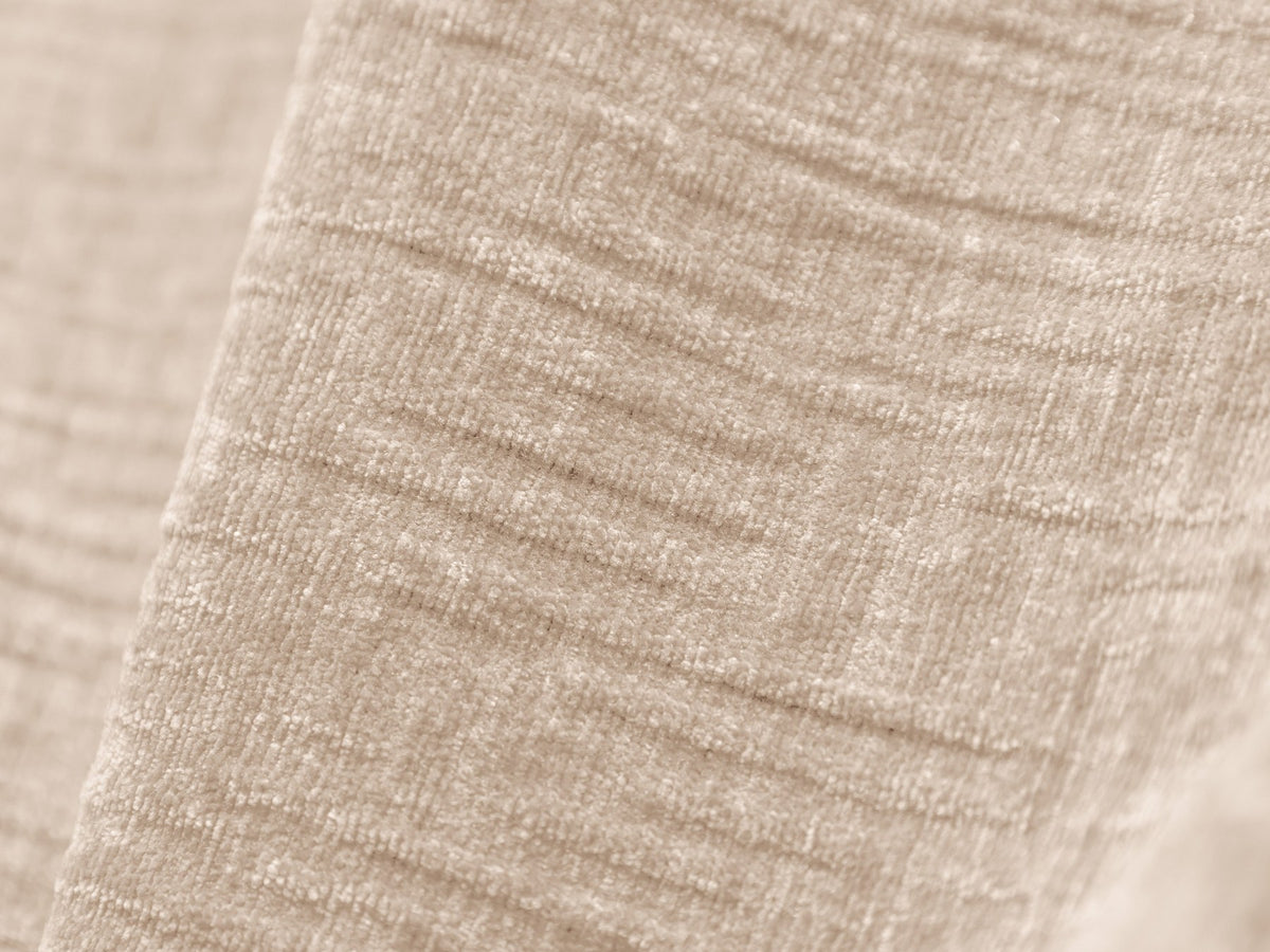 3-Sitzer Sofa Kaelle von Micadoni in leichtem Beige mit Chenille-Bezug, Bettkasten und schwarzen Kunststoffbeinen, Frontalansicht.