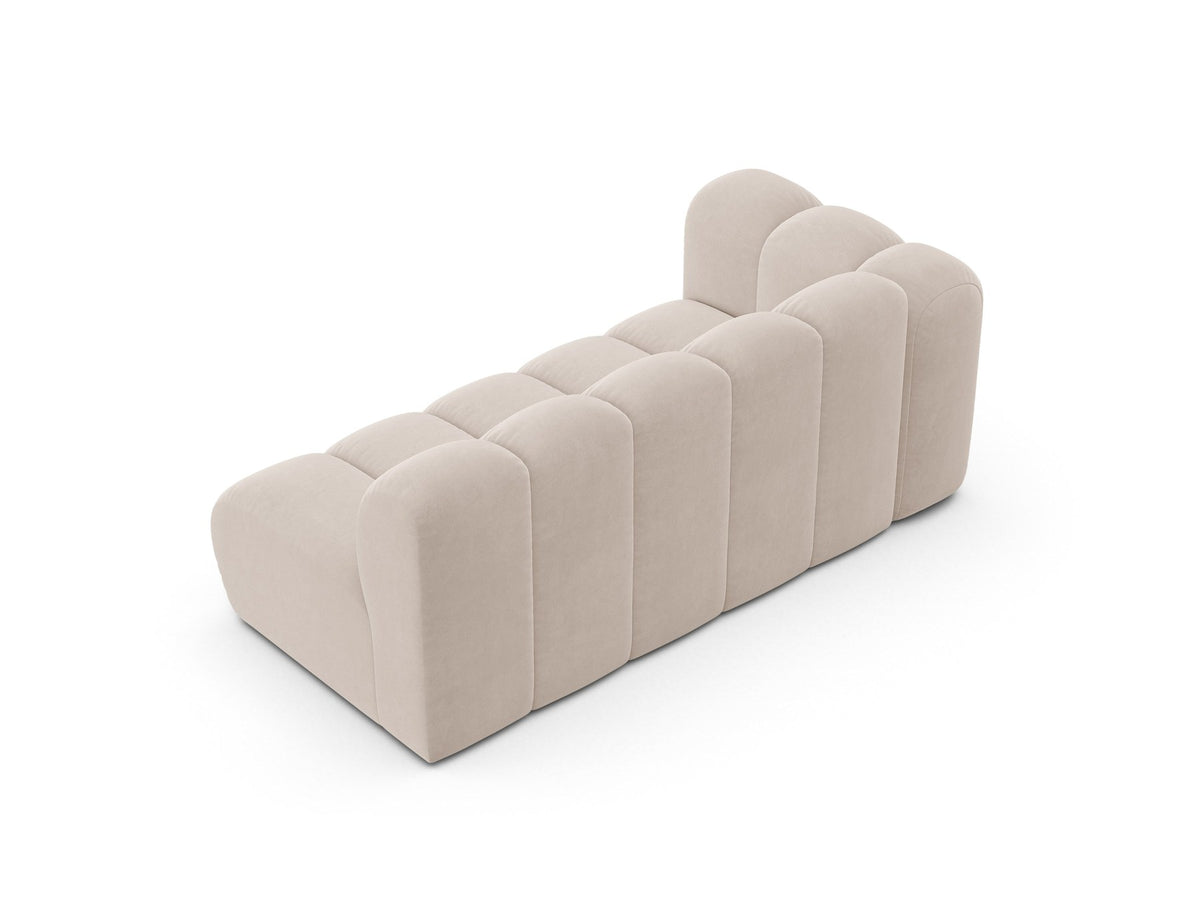 Beiger Dreisitzer Lupine von Micadoni mit Venus-Samtstoff, schwarzen Kunststoffbeinen und modularem Design, Frontalansicht.