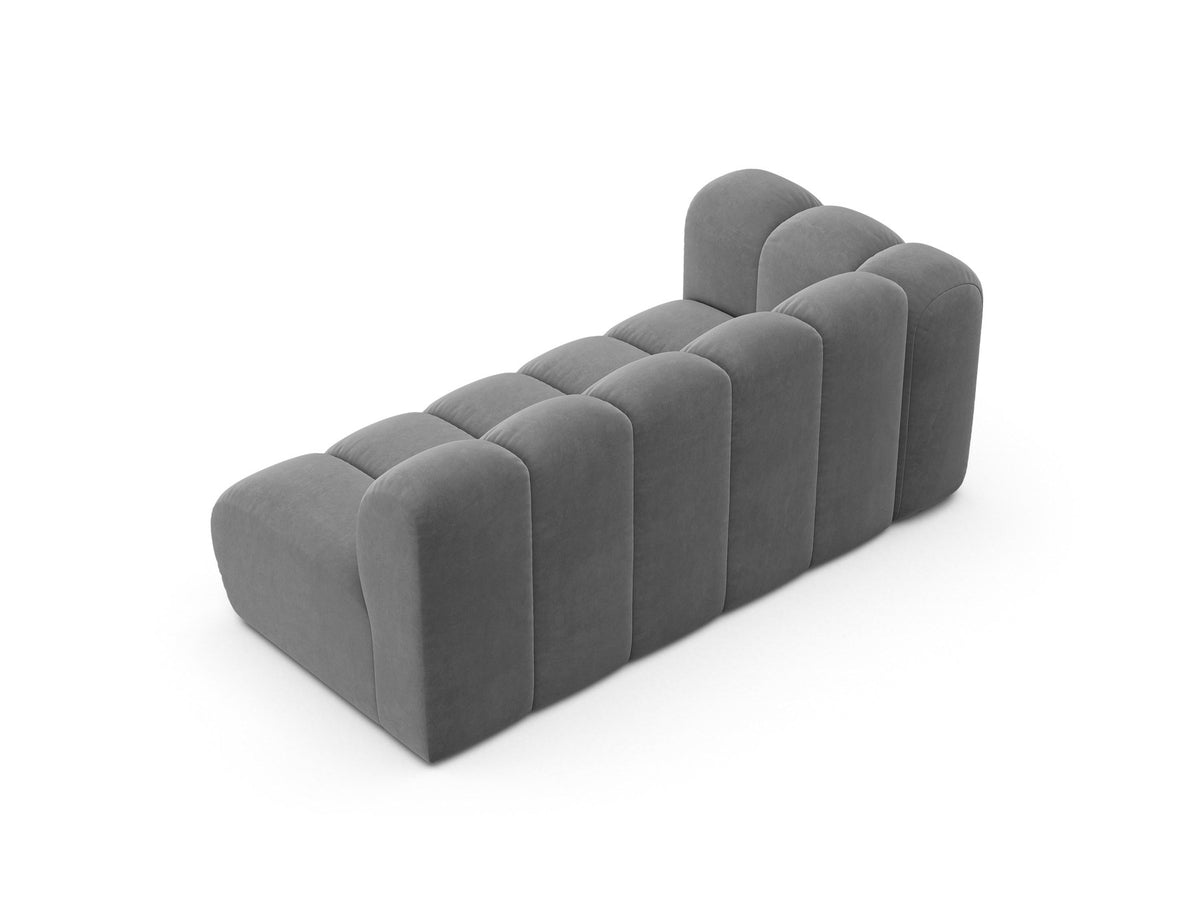 Beiger Dreisitzer Lupine von Micadoni mit Venus-Samtstoff, schwarzen Kunststoffbeinen und modularem Design, Frontalansicht.