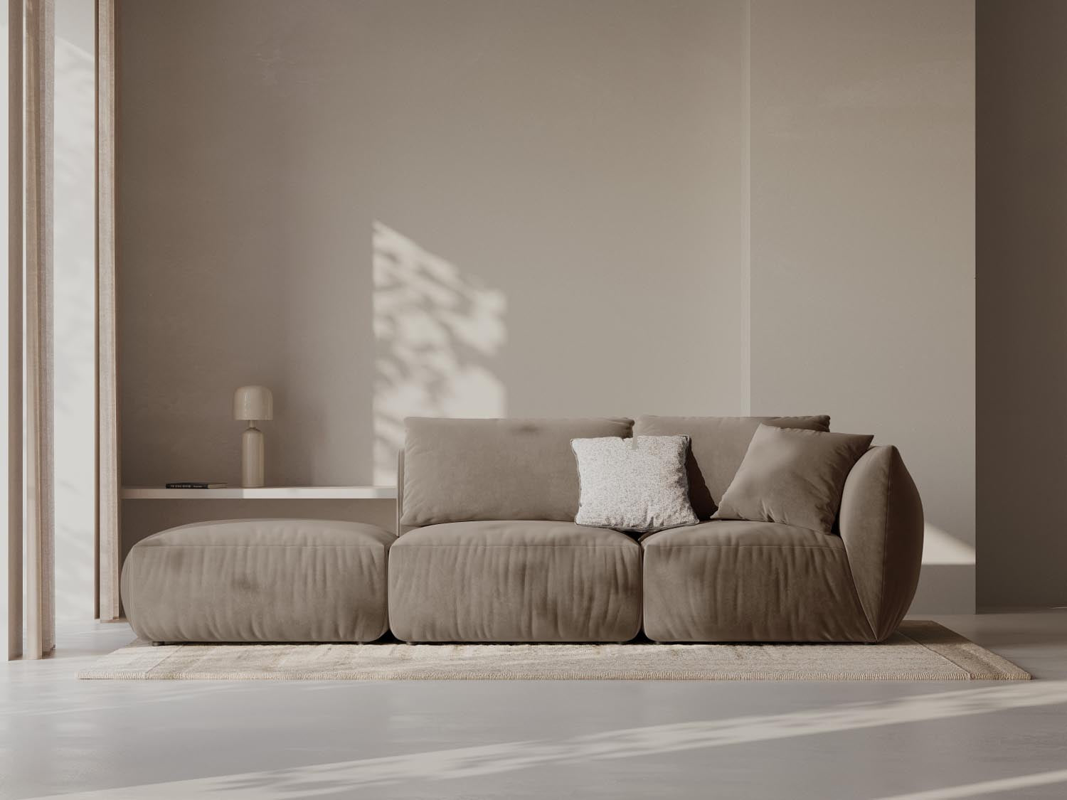 Elegantes Chris Velour 3-Sitzer Sofa in Hellbraun, linksseitig, ideal für stilvolle Wohnräume, präsentiert von Micadoni.