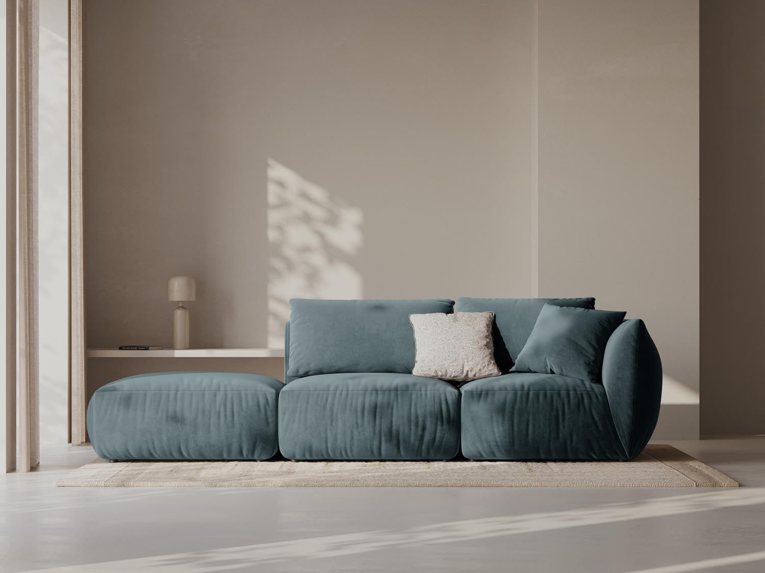 Elegantes Chris Velour 3-Sitzer Sofa in Pastellblau, ideal für stilvolle Wohnräume, präsentiert von Micadoni.