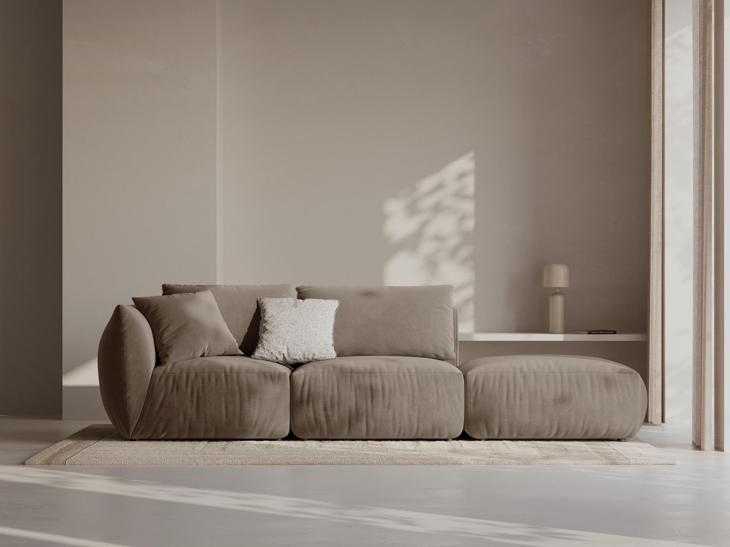 Elegantes Chris Velour Modular Sofa in hellem Braun, 3-Sitzer, ideal für stilvolle Wohnräume, präsentiert von Micadoni.
