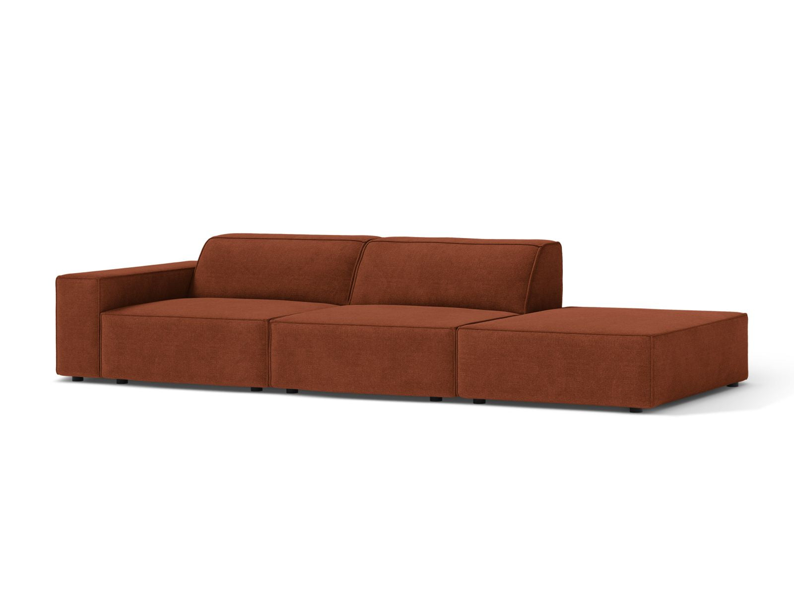 Elegantes 3-Sitzer Sofa Jodie in warmem Ziegelrot, ideal für moderne Wohnräume, erhältlich bei KAQTU Design AG.