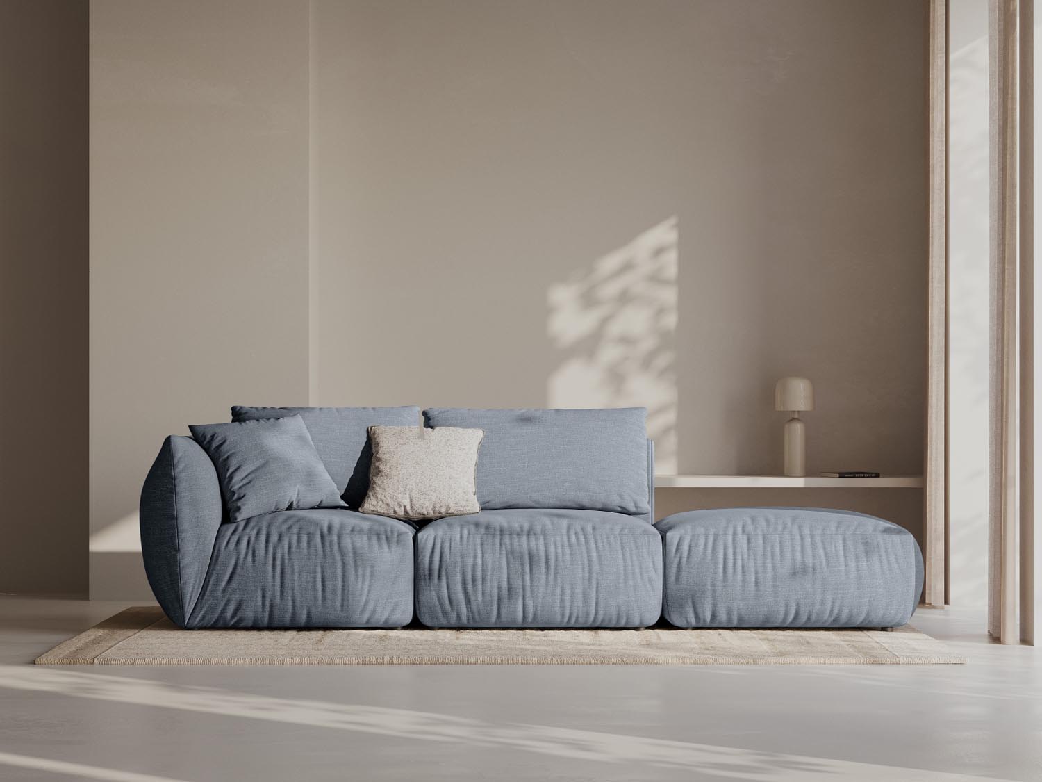 Elegantes Chris Modular Sofa in sanftem Blau, ideal für stilvolle Wohnräume. Komfortabler 3-Sitzer von Micadoni, perfekt für entspannte Abende.
