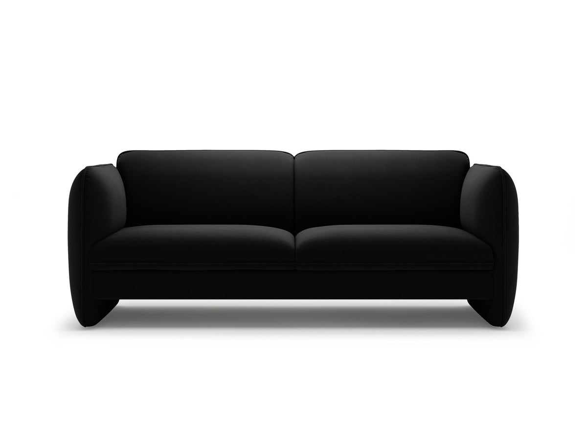 Kobaltblaues 3er Sofa Georgia von Micadoni mit Samtvelours-Bezug, schwarzen Kunststoffbeinen und gepolsterten Armlehnen als Sitzfläche.