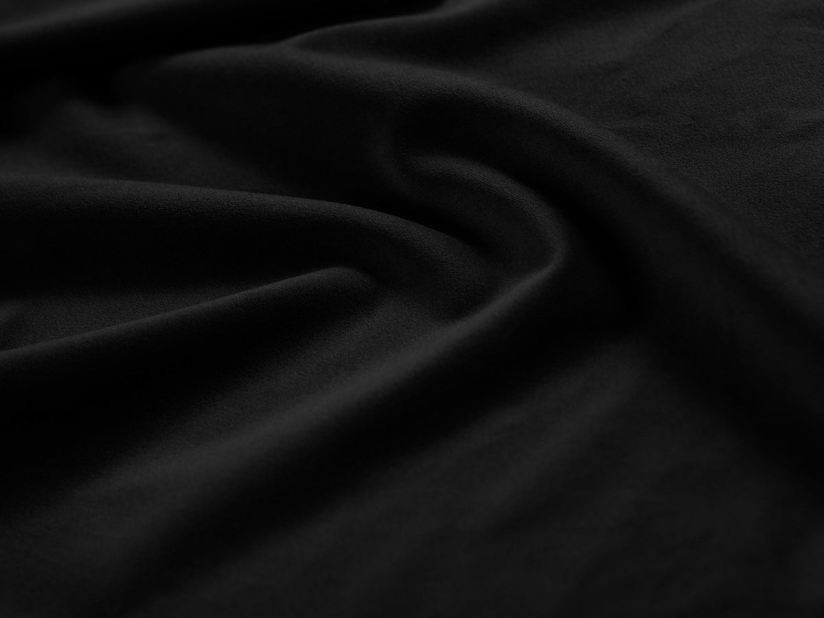 Kobaltblaues 3er Sofa Georgia von Micadoni mit Samtvelours-Bezug, schwarzen Kunststoffbeinen und gepolsterten Armlehnen als Sitzfläche.