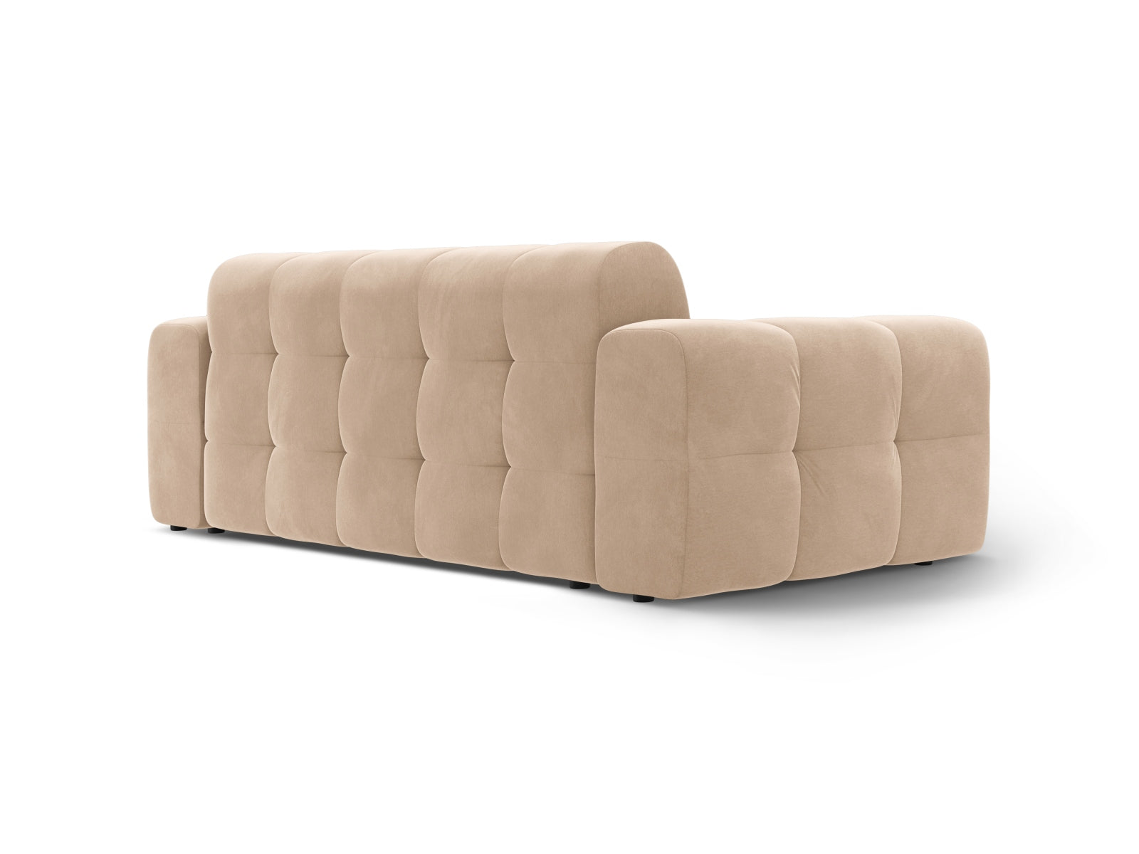 Elegantes Kendal Velour Sofa in sanftem Almond Beige, ideal für stilvolle Wohnräume. Hochwertiges 3-Sitzer Modell von Micadoni.