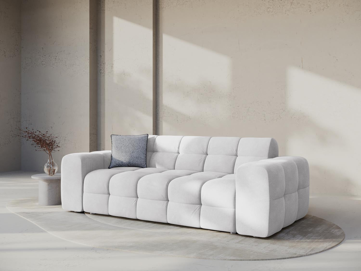 Elegantes Kendal Velour Sofa in sanftem Hellgrau, ideal für stilvolle Wohnräume. Komfortables 3-Sitzer-Design von Micadoni.