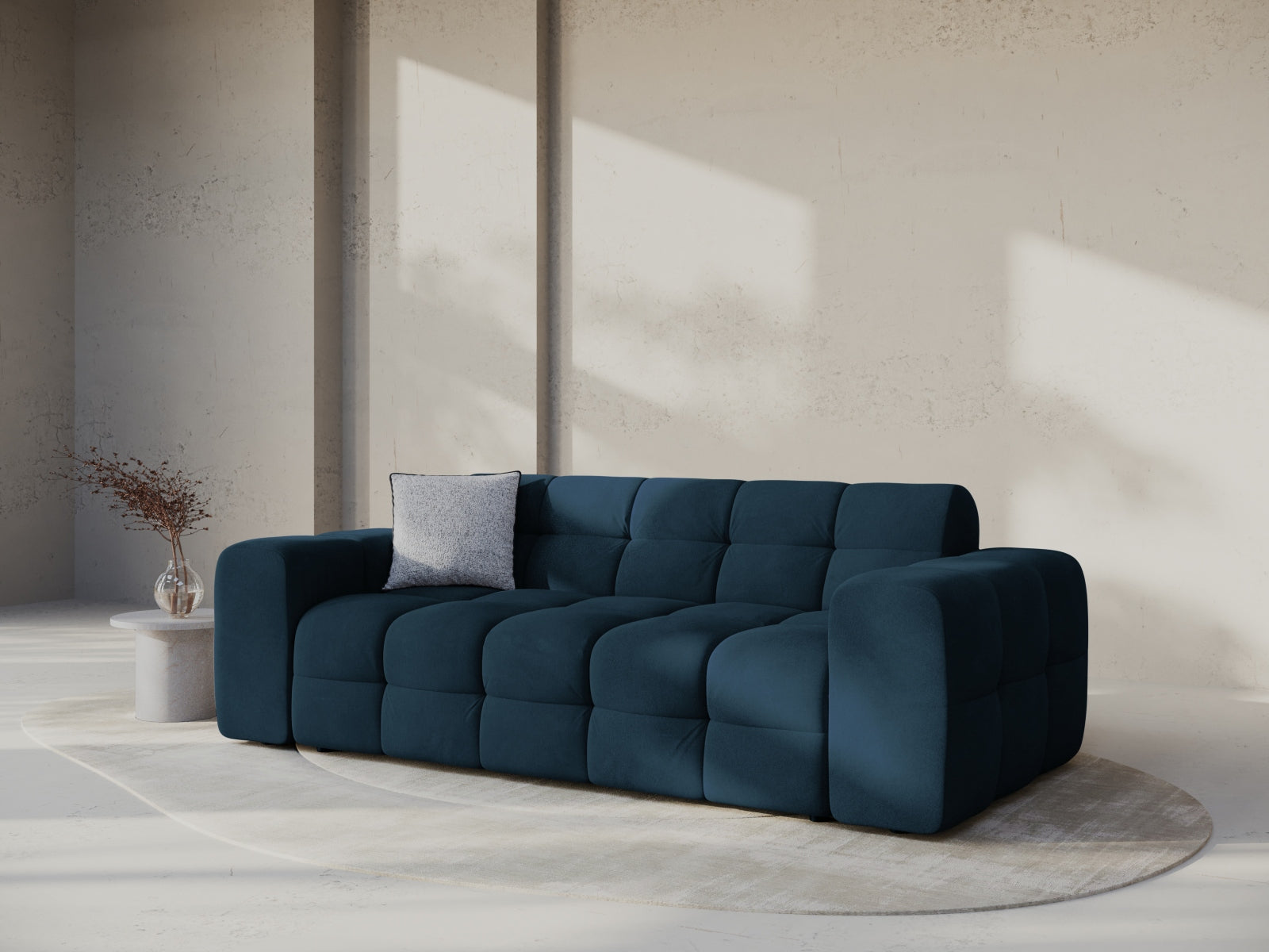 Elegantes Kendal Velour Sofa in tiefem Navy Blau, ideal für stilvolle Wohnräume. Komfortables 3-Sitzer-Design von Micadoni.