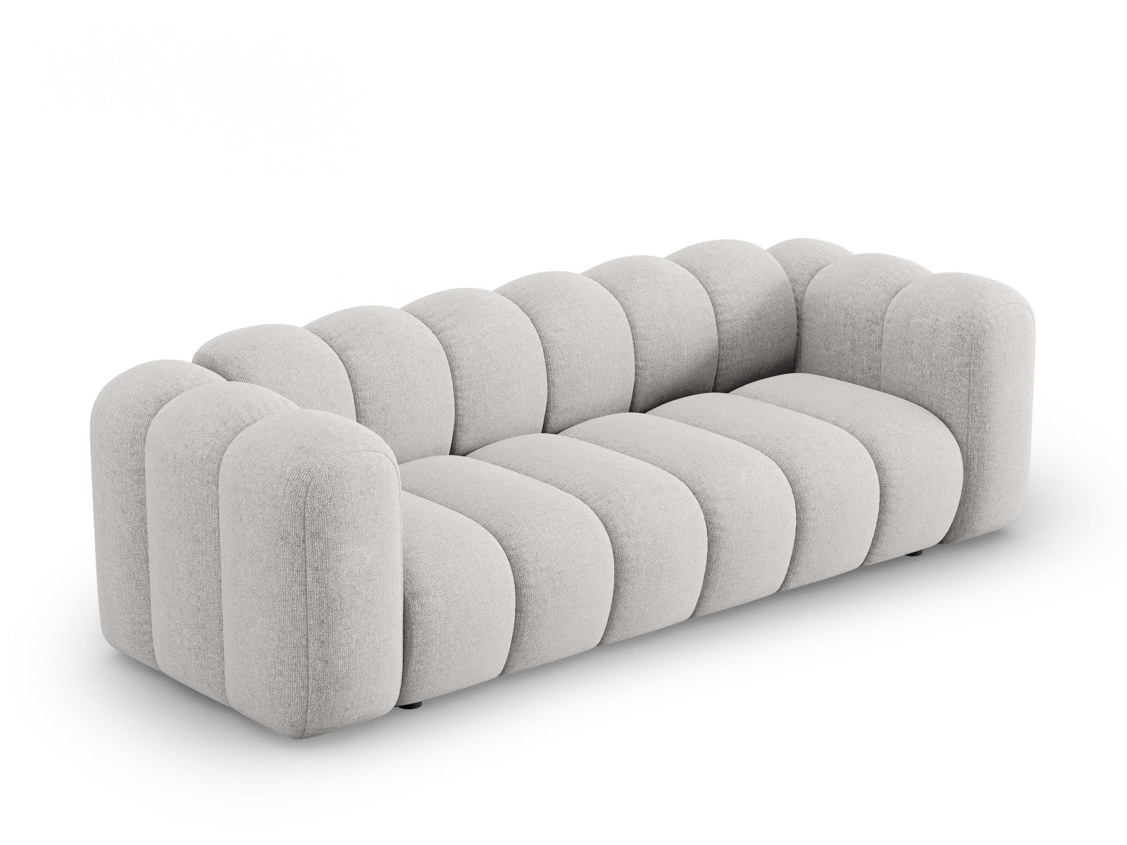 Erleben Sie das Lupine Sofa 3 Sitzer von Micadoni – ein elegantes, komfortables Möbelstück, das Ihrem Wohnraum Stil und Gemütlichkeit verleiht.