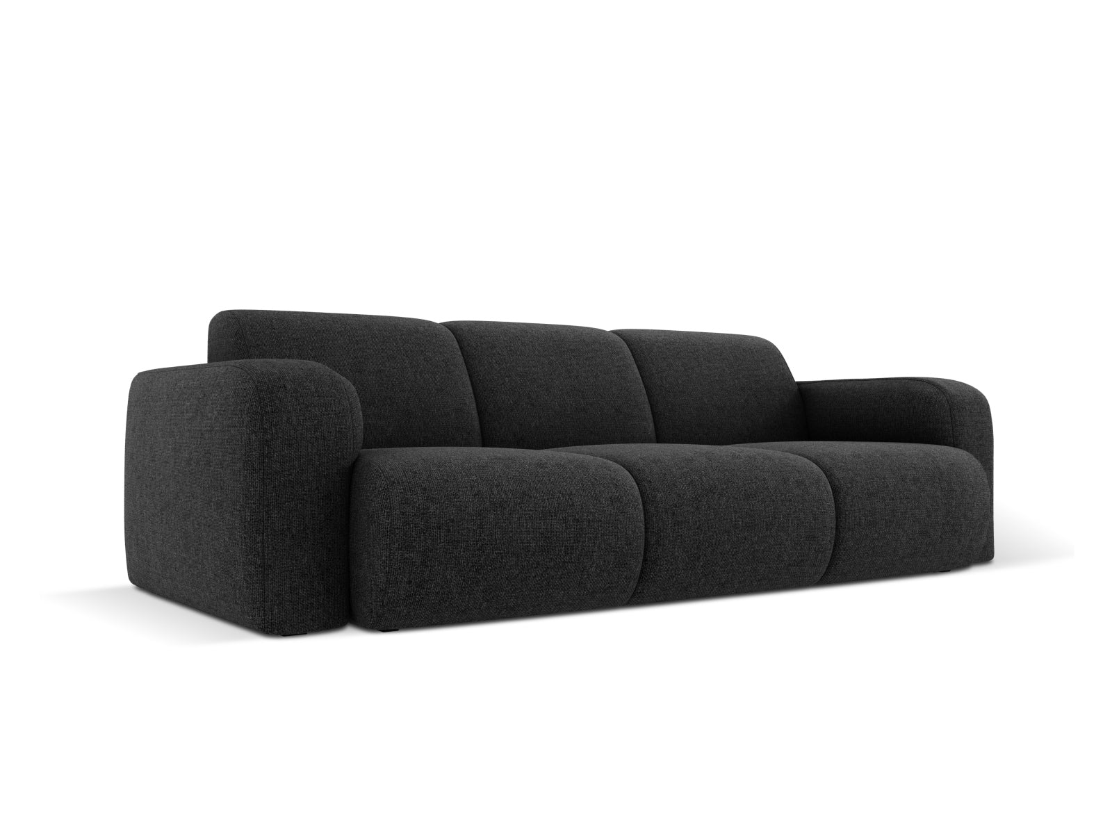 Erleben Sie das Molino Sofa 3 Sitzer von Micadoni – eine harmonische Verbindung aus modernem Design, erstklassigem Komfort und vielfältigen Stoff- und Farbvarianten für Ihr stilvolles Wohnzimmer.
