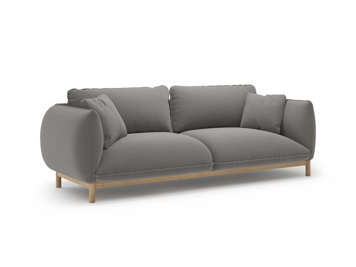 Dreisitzer-Sofa Ada von Micadoni mit geschwungener Form, Casino-Velours-Bezug in Mandel Beige und Buchenholzbeinen.