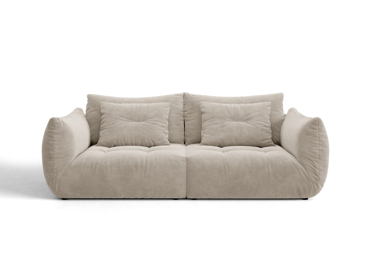 Beige gepolstertes 3er Sofa Bloom von Micadoni mit Veloursstoff Casino Pearl, schwarzen Kunststoffbeinen und grossen Rückenkissen.