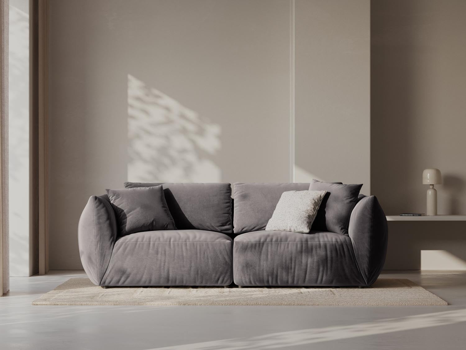 Elegantes Chris Velour Modular Sofa in Dunkelgrau, ideal für stilvolle Wohnräume, präsentiert in einer gemütlichen Atmosphäre.