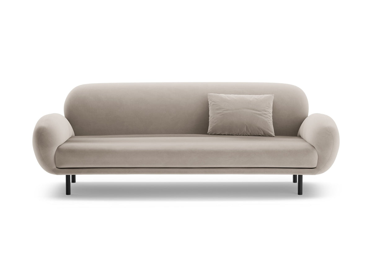 Weisses 3er Sofa Poppy von Micadoni mit strukturiertem Bouclé-Stoff, abgerundeter Silhouette und schlanken schwarzen Metallbeinen.