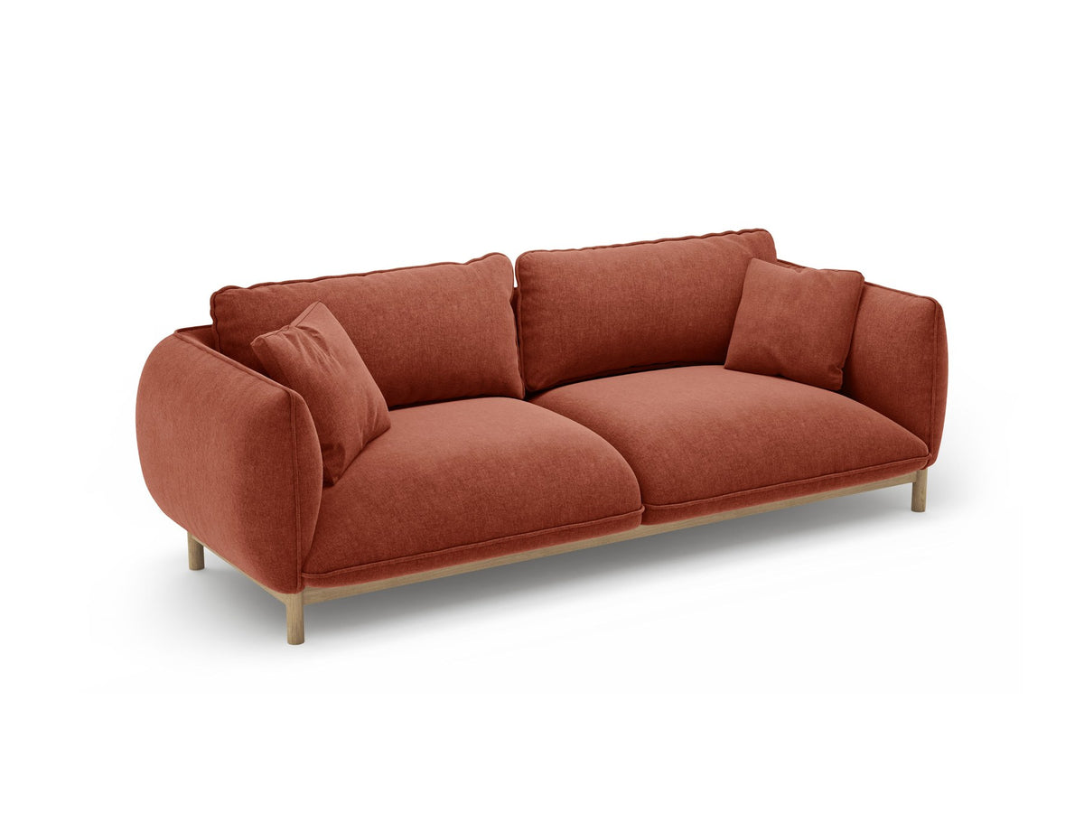 Dreisitzer-Sofa Ada von Micadoni mit geschwungener Form, Casino-Velours-Bezug in Mandel Beige und Buchenholzbeinen.