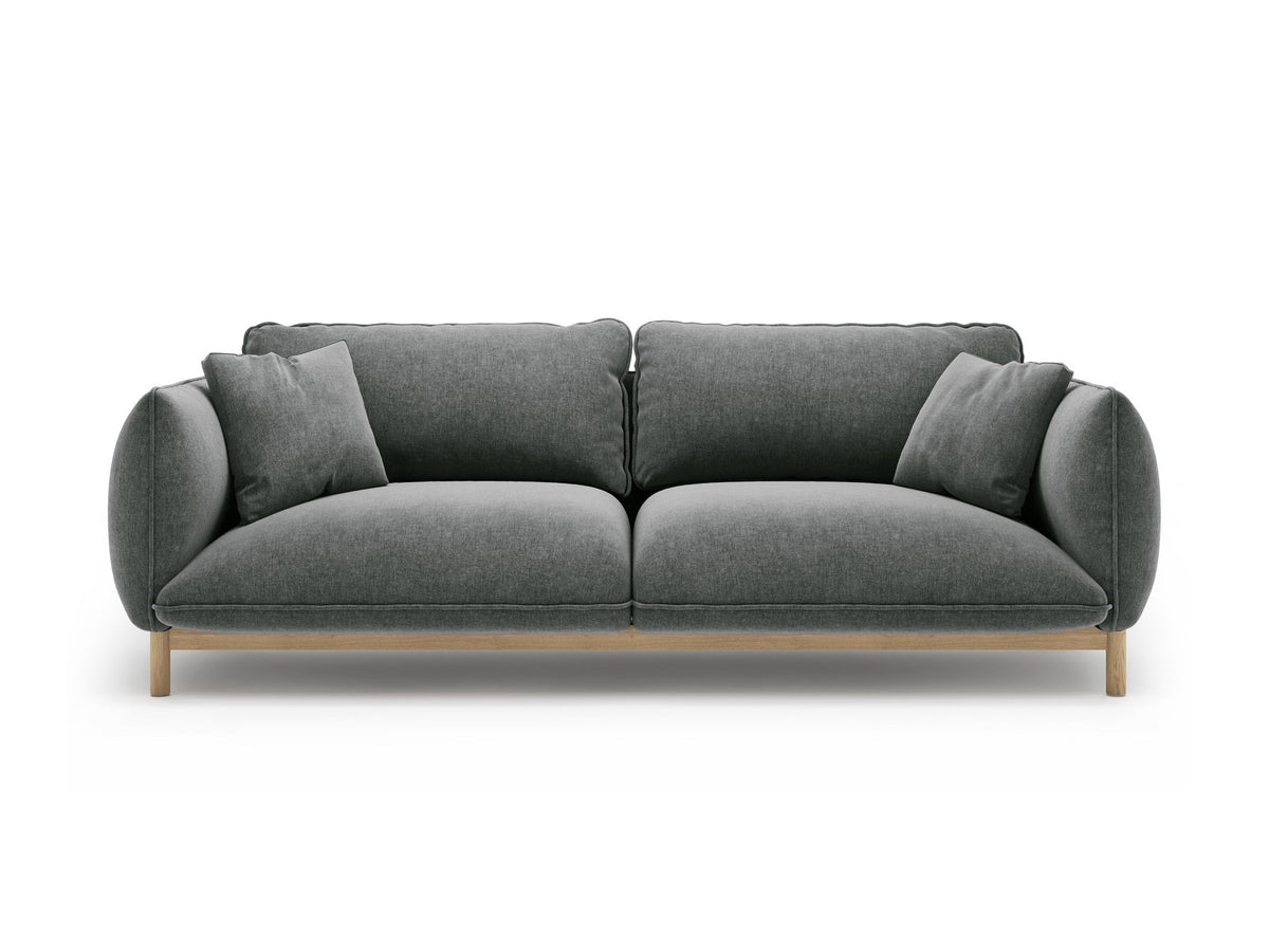 Dreisitzer-Sofa Ada von Micadoni mit geschwungener Form, Casino-Velours-Bezug in Mandel Beige und Buchenholzbeinen.