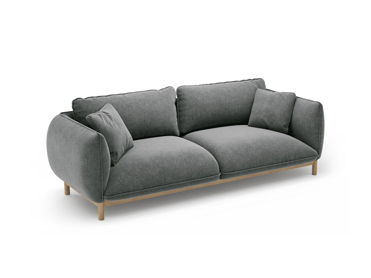 Dreisitzer-Sofa Ada von Micadoni mit geschwungener Form, Casino-Velours-Bezug in Mandel Beige und Buchenholzbeinen.