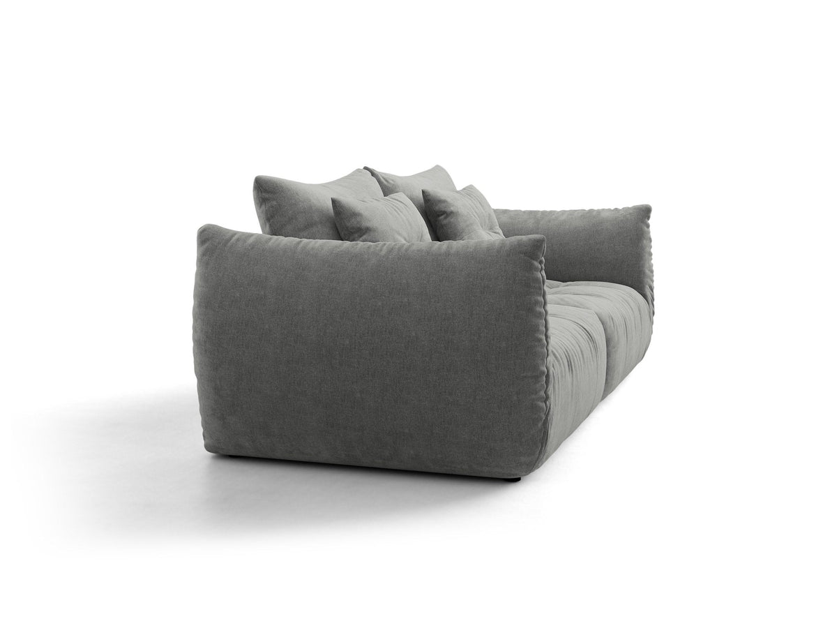 Beige gepolstertes 3er Sofa Bloom von Micadoni mit Veloursstoff Casino Pearl, schwarzen Kunststoffbeinen und grossen Rückenkissen.
