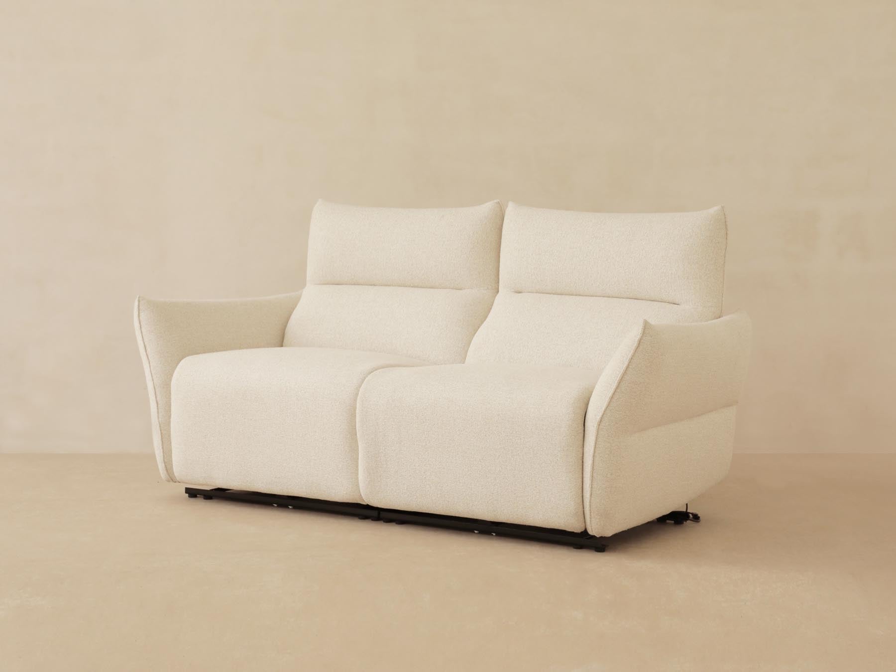 Elegantes 3-Sitzer Sofa Montgri in der Farbe White-Moon, ideal für stilvolle Wohnräume, erhältlich bei KAQTU Design AG.